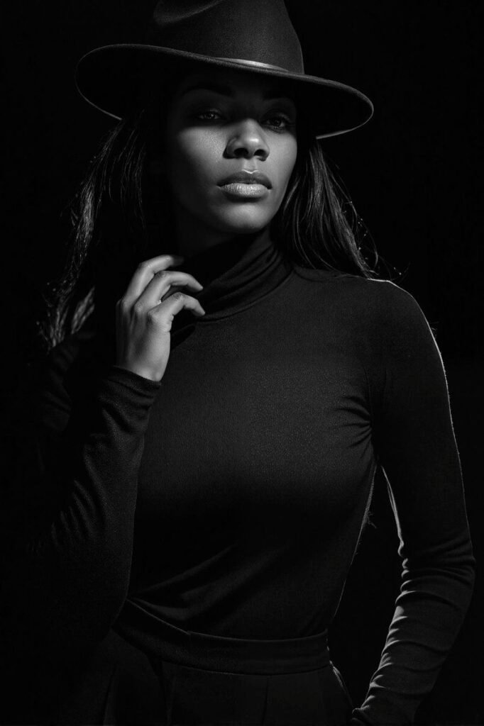 Femme portant un chapeau élégant noir style fedore